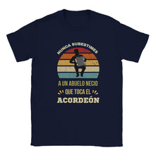 Load image into Gallery viewer, Nunca subestimes a un abuelo necio que toca el acordeón T-shirt - Urban Celt