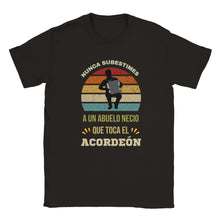 Load image into Gallery viewer, Nunca subestimes a un abuelo necio que toca el acordeón T-shirt - Urban Celt